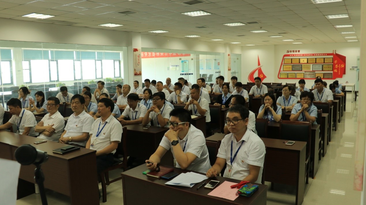 知識競賽爭先鋒 比學(xué)趕超展風(fēng)采 —— 花花牛乳業(yè)集團(tuán)黨委舉辦慶 “七一”黨建知識競賽 知識競賽爭先鋒 比學(xué)趕超展風(fēng)采 —— 花花牛乳業(yè)集團(tuán)黨委舉辦慶 “七一”黨建知識競賽