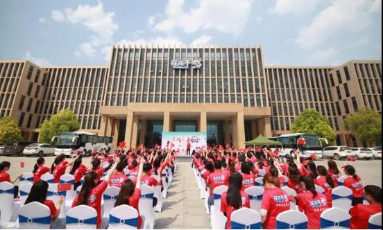 做白色的牛奶，創(chuàng)紅色的企業(yè)，花花牛乳業(yè)集團(tuán)青春歌會(huì)慶祝建黨100周年