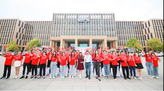 做白色的牛奶，創(chuàng)紅色的企業(yè)，花花牛乳業(yè)集團(tuán)青春歌會(huì)慶祝建黨100周年