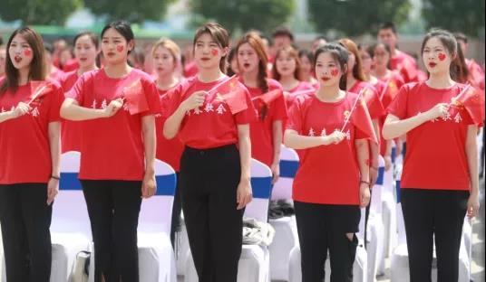 做白色的牛奶，創(chuàng)紅色的企業(yè)，花花牛乳業(yè)集團(tuán)青春歌會(huì)慶祝建黨100周年