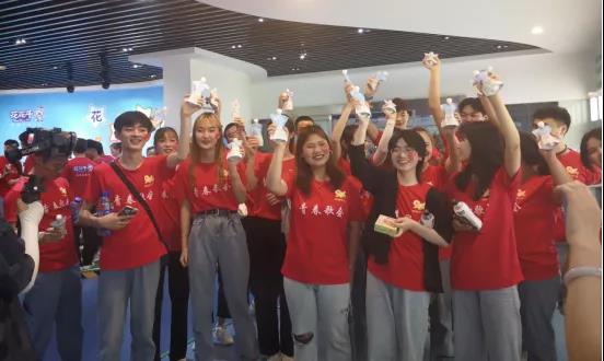 做白色的牛奶，創(chuàng)紅色的企業(yè)，花花牛乳業(yè)集團(tuán)青春歌會(huì)慶祝建黨100周年