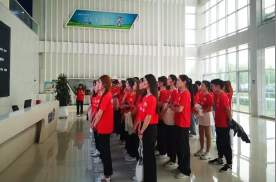 做白色的牛奶，創(chuàng)紅色的企業(yè)，花花牛乳業(yè)集團(tuán)青春歌會(huì)慶祝建黨100周年